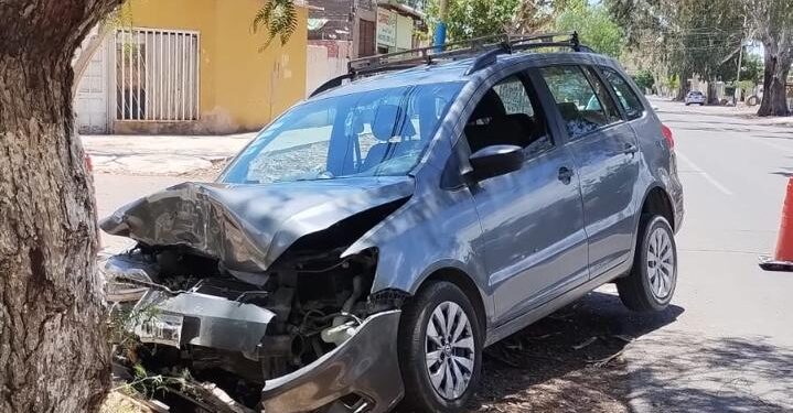 Pocito: Una mujer chocó con un árbol y terminó hospitalizada
