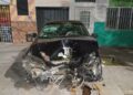 Impactante choque en Rawson: Auto impacta contra una pilastra y deja un herido