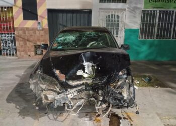 Impactante choque en Rawson: Auto impacta contra una pilastra y deja un herido