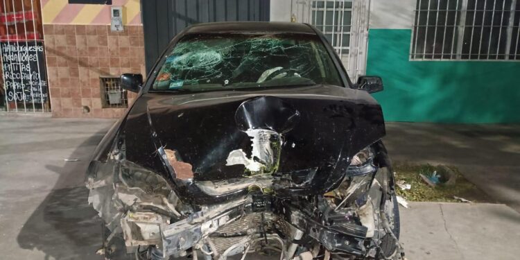 Impactante choque en Rawson: Auto impacta contra una pilastra y deja un herido