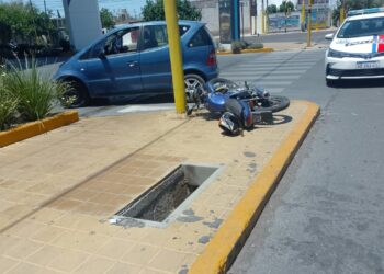 Choque en Capital: motociclista termina hospitalizado tras colisión con un auto