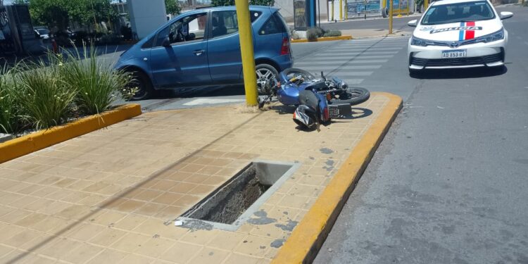 Choque en Capital: motociclista termina hospitalizado tras colisión con un auto