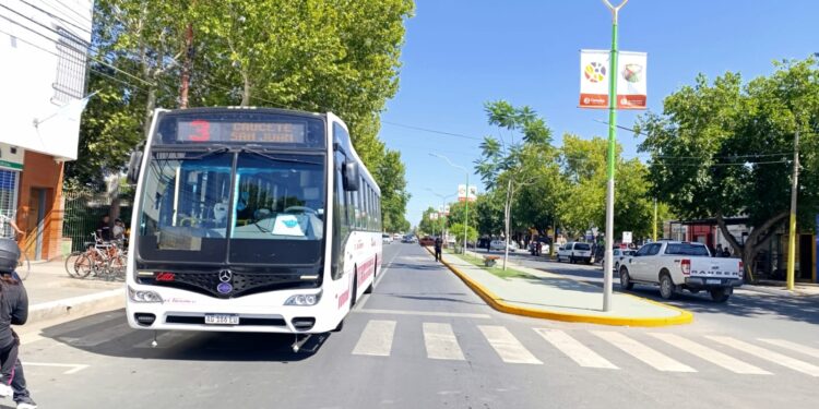 Violento choque en Caucete dejó a un motociclista herido