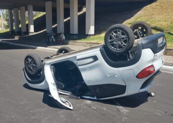 Impactante vuelco tras un choque dejó a una mujer herida en el hospital