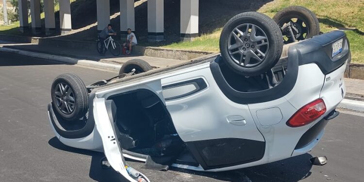 Impactante vuelco tras un choque dejó a una mujer herida en el hospital