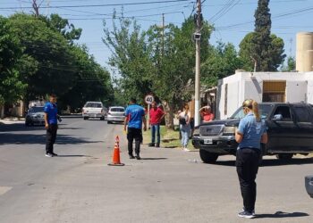 Impactante choque entre auto y camioneta en Caucete: conductores hospitalizados
