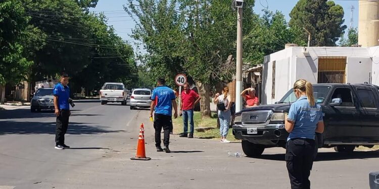 Impactante choque entre auto y camioneta en Caucete: conductores hospitalizados