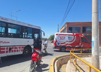 Accidente en Rawson: colectivo impactó a ciclista que iba en contramano