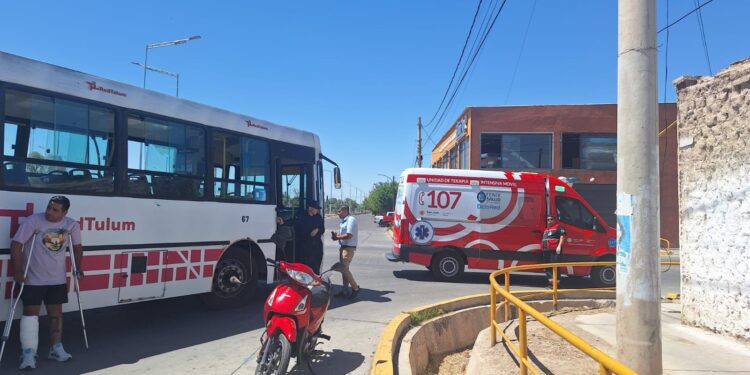 Accidente en Rawson: colectivo impactó a ciclista que iba en contramano