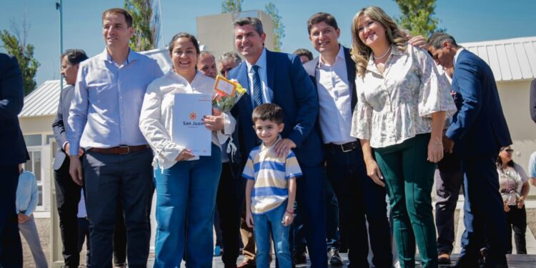 Sueños cumplidos: Marcelo Orrego entregó 32 viviendas en Santa Lucía