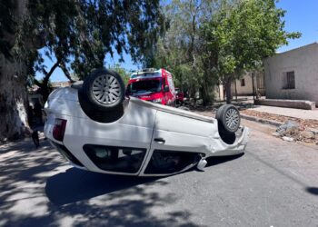 Un Gol volcó tras chocar con un Renault estacionado en Rawson