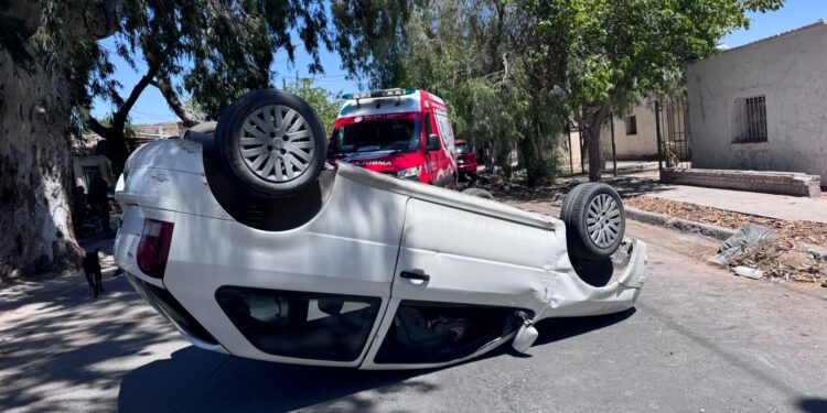 Un Gol volcó tras chocar con un Renault estacionado en Rawson