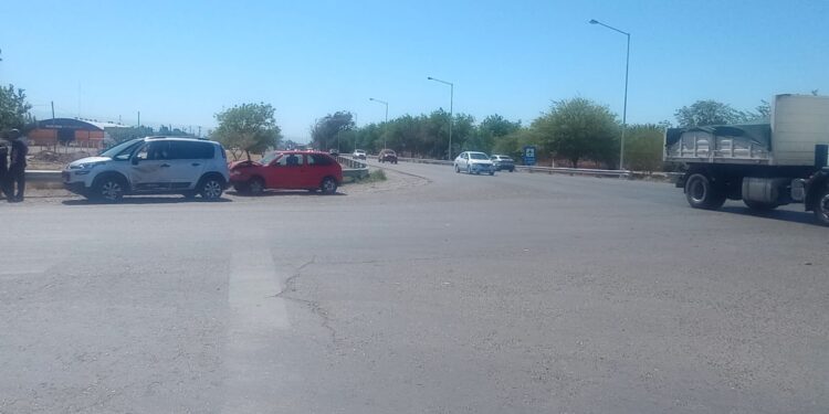 Choque en Ruta 20 y Gorriti: una familia trasladada al hospital tras el impacto