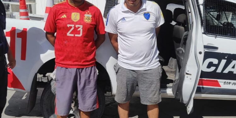 Detienen a dos hombres armados caminando en Caucete