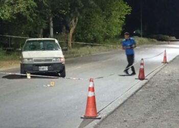 Investigan si un joven se arrojó encima de un auto que lo embistió