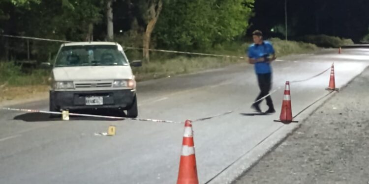 Investigan si un joven se arrojó encima de un auto que lo embistió
