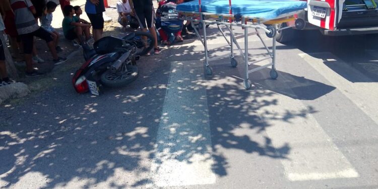 Impactante choque en Chimbas: buscan al motociclista que huyó