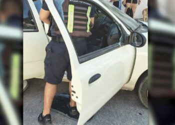 Rescatan a bebé de un mes encerrado en un auto en el centro