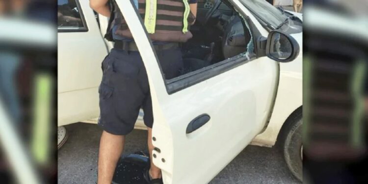 Rescatan a bebé de un mes encerrado en un auto en el centro