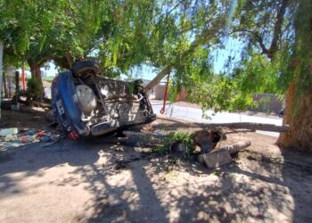 Un Chevrolet impactó contra un poste y terminó volcado en Chimbas