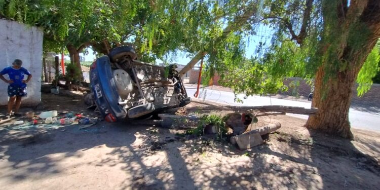 Un Chevrolet impactó contra un poste y terminó volcado en Chimbas