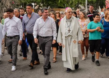 Orrego participó de la procesión de Santa Lucía junto a miles de fieles