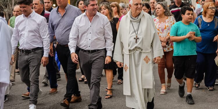 Orrego participó de la procesión de Santa Lucía junto a miles de fieles