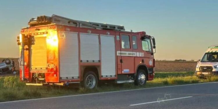 Una familia volcó en la ruta y murió su bebé de solo 28 días