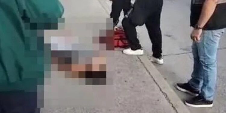 Por una infidelidad, fracturó y desmayó a golpes a su esposa en la calle