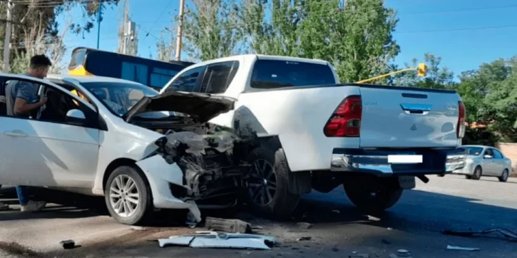 Violento choque en la Ruta 40 entre una camioneta y un Fiat Punto