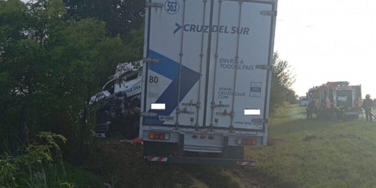 Choque fatal entre dos camiones: hay un muerto y un herido