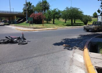 Motociclista sufrió fractura tras colisionar con una camioneta