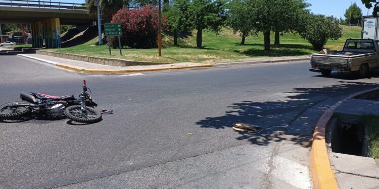 Motociclista sufrió fractura tras colisionar con una camioneta