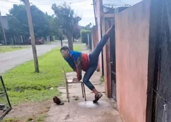 Ladrón intentó robar en una casa, se resbaló y quedó colgado de la reja