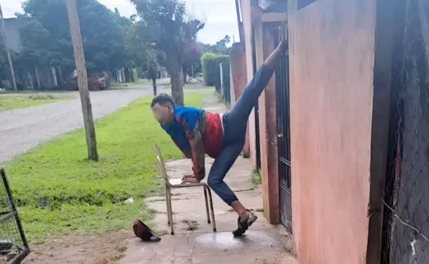 Ladrón intentó robar en una casa, se resbaló y quedó colgado de la reja