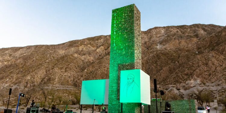 El Monumento a Rivadavia brilla nuevamente para vecinos y turistas