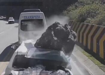 Una roca gigante aplastó una camioneta: hay tres personas muertas