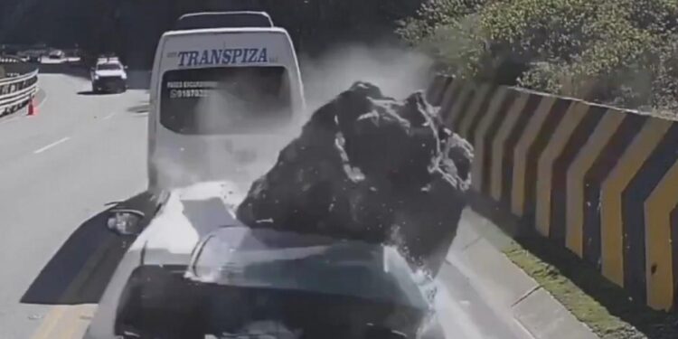 Una roca gigante aplastó una camioneta: hay tres personas muertas