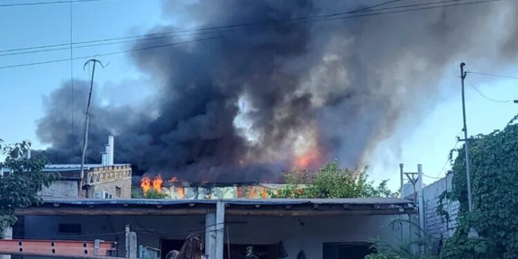 Pérdidas totales tras un incendio en importante negocio de Caucete
