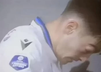 VIDEO: un futbolista se sonó la nariz y casi pierde un ojo