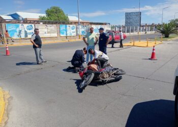 Violento choque entre una moto y un auto en Rawson: una joven fue hospitalizada