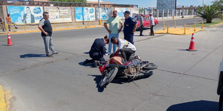 Violento choque entre una moto y un auto en Rawson: una joven fue hospitalizada