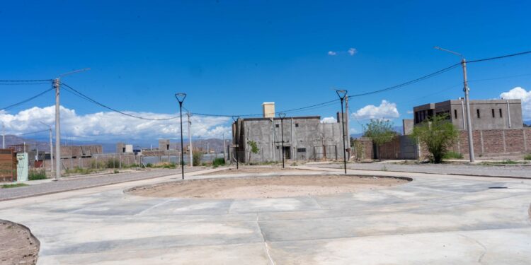 Rivadavia transforma el Barrio Jardines del Oeste con una nueva plaza