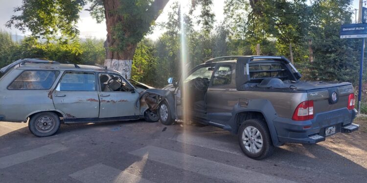 Impactante choque en Rawson dejó a dos mujeres hospitalizadas