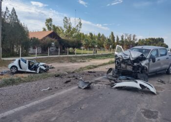 Ruta 40: Una mujer en estado crítico tras choque entre un Peugeot y una Hilux