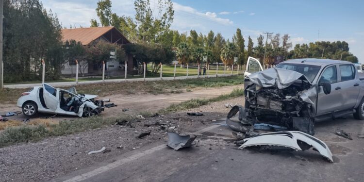 Ruta 40: Una mujer en estado crítico tras choque entre un Peugeot y una Hilux