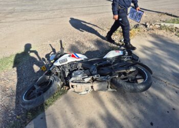 Impactante choque en Rawson: un agente policial en moto impactó contra un auto