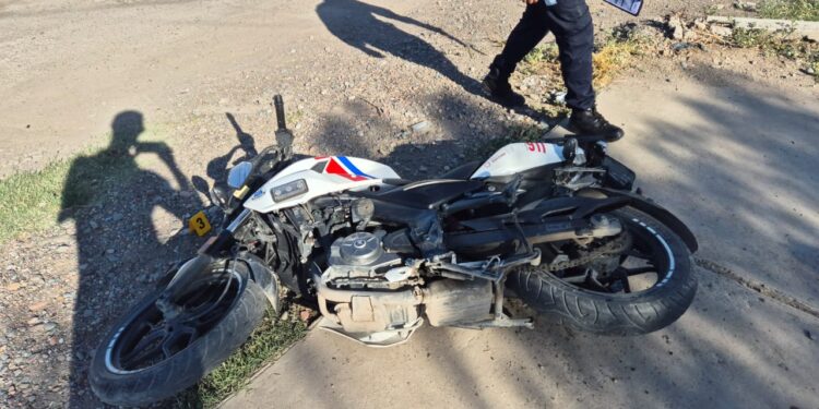 Impactante choque en Rawson: un agente policial en moto impactó contra un auto