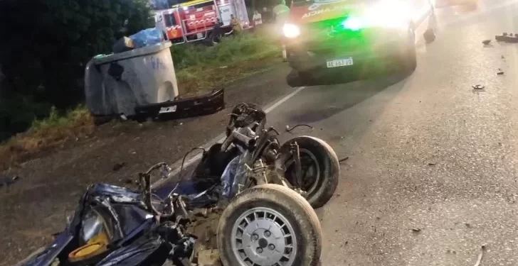 Violento accidente: Auto termina partido en tres partes tras chocar con un árbol