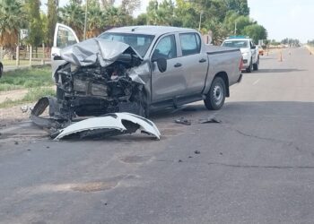 Ruta 40: Una mujer en estado crítico tras choque entre un Peugeot y una Hilux